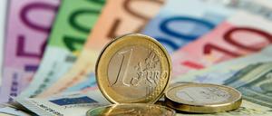 Euro-Banknoten und Euromünzen. 