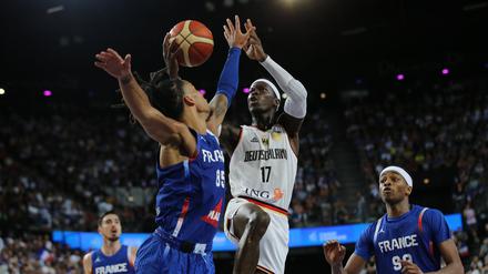 Dennis Schröder (r.) und seine Kollegen finden allmählich zusammen.