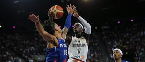 Dennis Schröder (r.) und seine Kollegen finden allmählich zusammen.