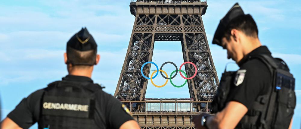 Französische Gendarmen patrouillieren vor dem Parvis des Droits de l’Homme gegenüber dem Eiffelturm.