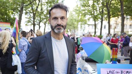 Alfonso Pantisano, Berliner Queer-Beauftragter, bei einer Demonstration unter dem Motto „Solidarität mit dem RuT! Gegen Queerfeindlichkeit! Für ein buntes Neukölln!“ am 14. August 2023. 