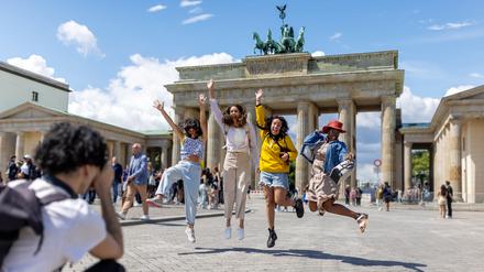 Kein Tor zur Welt. Das Brandenburger Tor ist weiterhin bei Touristen beliebt. Aber insgesamt kommen weniger Besucher.