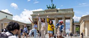 Kein Tor zur Welt. Das Brandenburger Tor ist weiterhin bei Touristen beliebt. Aber insgesamt kommen weniger Besucher.