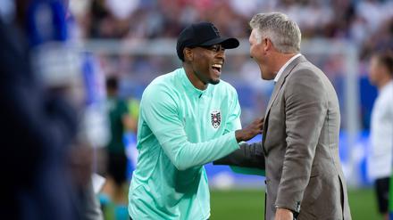 Du, Basti, ich habe in Deinem Bett geschlafen. David Alaba (li.) mit Bastian Schweinsteiger. 