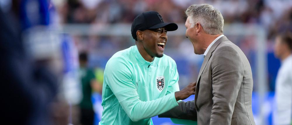 Du, Basti, ich habe in Deinem Bett geschlafen. David Alaba (li.) mit Bastian Schweinsteiger.