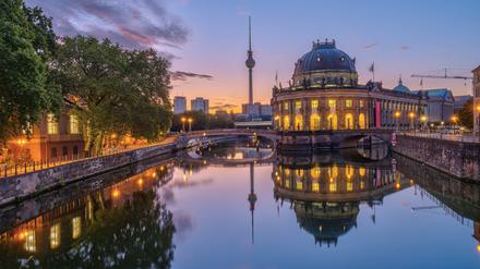 Die Museumsinsel und der Fernsehturm in Berlin Die Museumsinsel und der Fernsehturm in Berlin vor Sonnenaufgang Copyright: xZoonar.com/elxeneizex 20834177