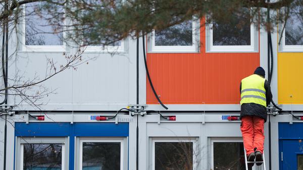 Baufirmen arbeiten in Berlin-Köpenick an einem Wohnheim für Flüchtlinge.
