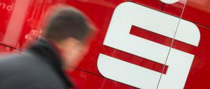 Ein Mann geht an einer Filiale der Sparkasse vorbei. 
