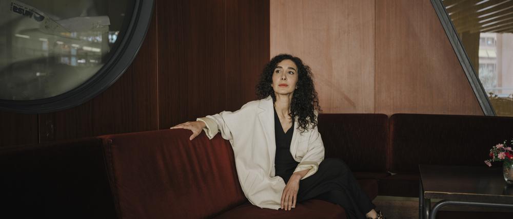 Asha Hedayati in der Staatsbibliothek Berlin.