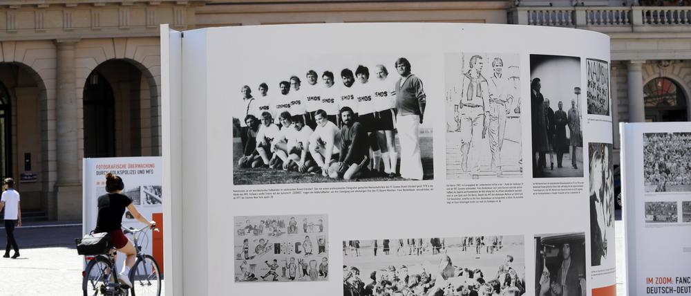 „Im Objektiv der Staatsmacht – Fußballfans im Blick von Stasi und Volkspolizei“ auf dem Alten Markt in Potsdam. 