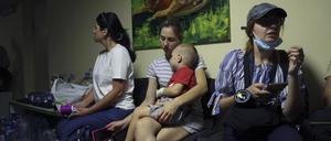 Menschen suchen Schutz in einem Keller, nachdem eine russische Rakete das wichtigste Kinderkrankenhaus des Landes Okhmatdyt getroffen hat. 