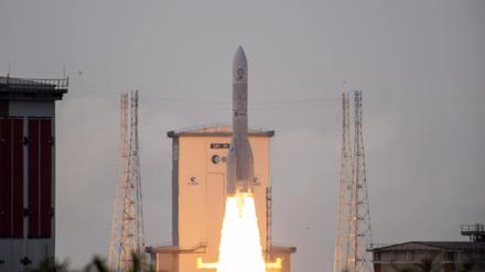 Die neue europäische Trägerrakete Ariane 6 hebt am europäischen Weltraumbahnhof in Kourou in Französisch-Guayana Richtung Weltraum ab.