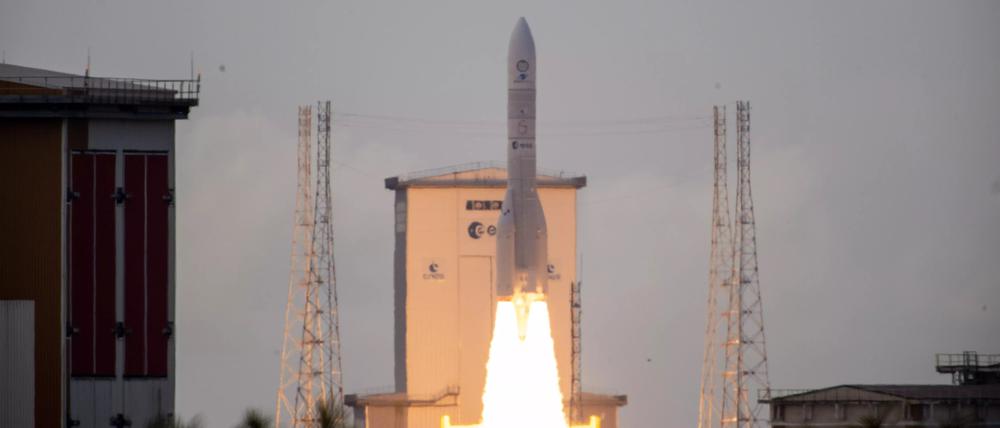 Die neue europäische Trägerrakete Ariane 6 hebt am europäischen Weltraumbahnhof in Kourou in Französisch-Guayana Richtung Weltraum ab.