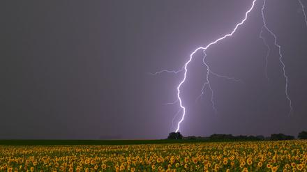 Der Deutsche Wetterdienst warnt vor kräftigen Schauern und Gewittern. (Archivbild)