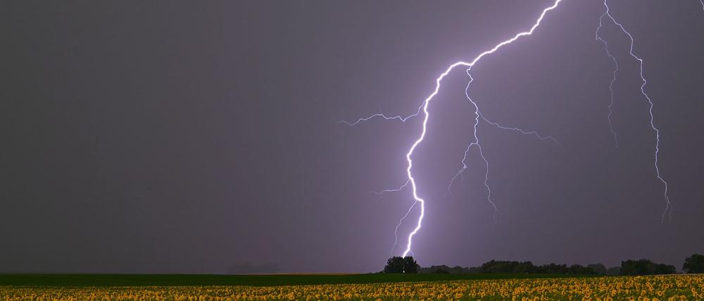 Der Deutsche Wetterdienst warnt vor kräftigen Schauern und Gewittern. (Archivbild)