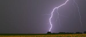 Der Deutsche Wetterdienst warnt vor kräftigen Schauern und Gewittern. (Archivbild)
