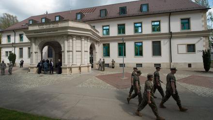 Mitglieder der US-Streitkräfte gehen in den Patch Barracks nach dem Kommandowechsel des United States European Command (Eucom) in Stuttgart am Hauptquartier vorbei.   