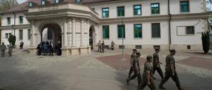Mitglieder der US-Streitkräfte gehen in den Patch Barracks nach dem Kommandowechsel des United States European Command (Eucom) in Stuttgart am Hauptquartier vorbei.   