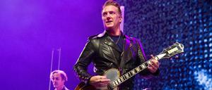 Queens of the Stone Age sagen wegen einer Not-OP von Sänger Josh Homme ihr Berlin-Konzert ab (Archivfoto).