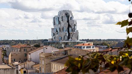 Der Luma-Turm, entworfenen vom Architekten Frank Gehry, ragt über die Dächer der pittoresken Altstadt hinaus. 