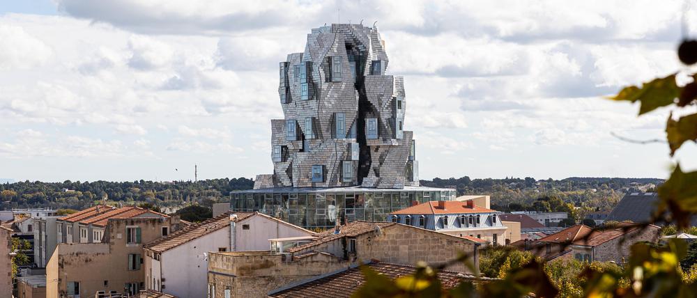 Der Luma-Turm, entworfenen vom Architekten Frank Gehry, ragt über die Dächer der pittoresken Altstadt hinaus. 