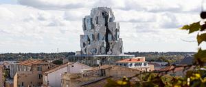 Der Luma-Turm, entworfenen vom Architekten Frank Gehry, ragt über die Dächer der pittoresken Altstadt hinaus. 