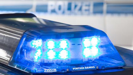 Ein Blaulicht leuchtet auf dem Dach eines Polizeiwagens. (Symbolbild)