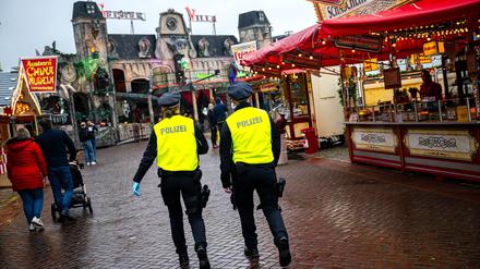 Mehr als 360 Mal rückte die Polizei wegen rassistischer Parolen zu dem Lied „L’amour toujours“ bundesweit an.