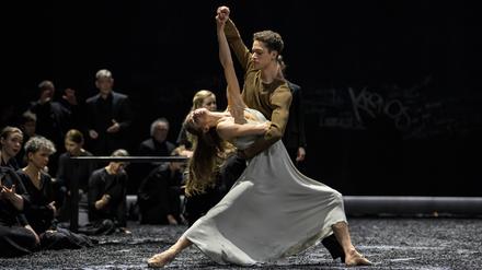 Szene aus Giuseppe Verdis Requiem in der Choreografie von Christian Spuck an der Deutschen Oper Berlin. 