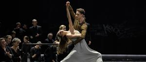 Szene aus Giuseppe Verdis Requiem in der Choreografie von Christian Spuck an der Deutschen Oper Berlin.