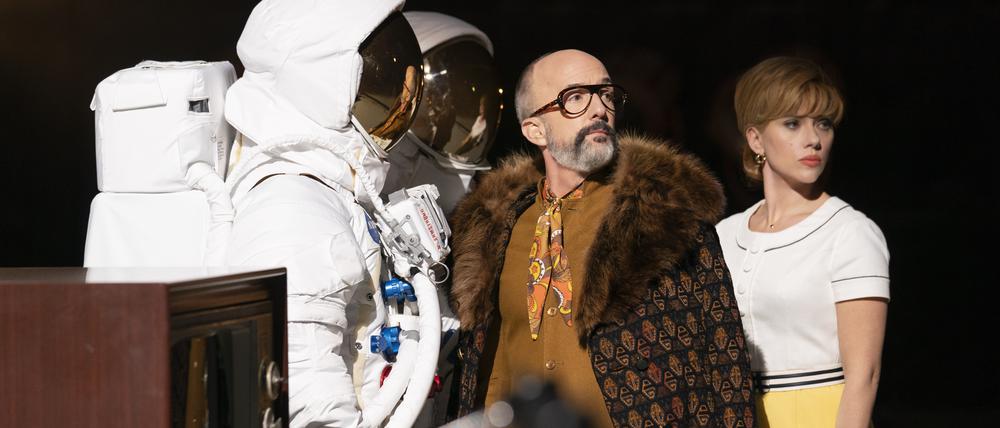 Jim Rash und Scarlett Johansson in der Kinokomödie „To the Moon“.
