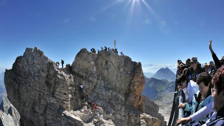 Bergsteiger und Touristen klettern am 22.08.2010 zum Gipfelkreuz der Zugspitze. 