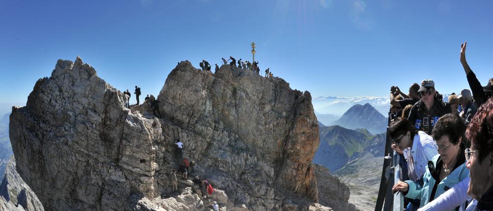 Bergsteiger und Touristen klettern am 22.08.2010 zum Gipfelkreuz der Zugspitze. 