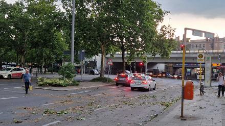 Ein Ast kracht am Bahnhof Yorckstraße von einem Baum.