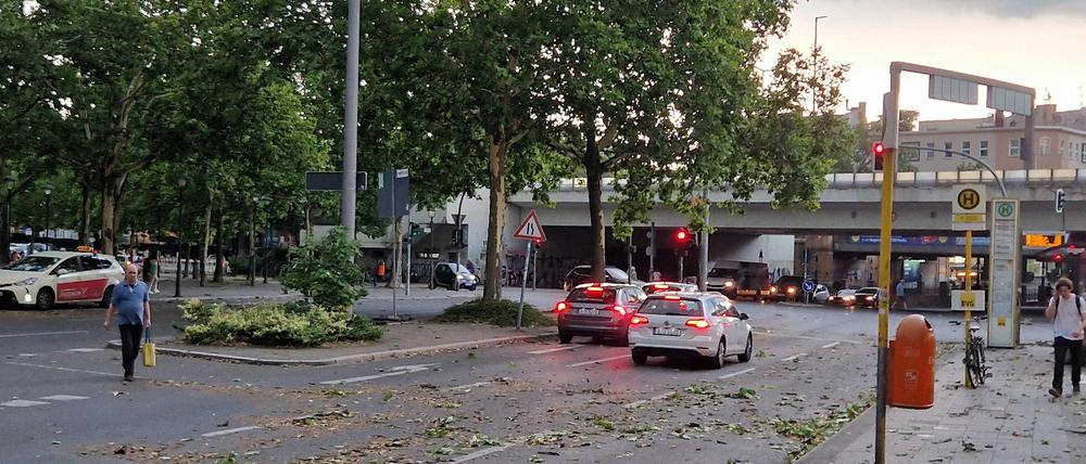Ein Ast kracht am Bahnhof Yorckstraße von einem Baum.