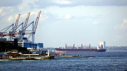 Ein Massengutfrachter, der im Rahmen der «Getreideinitiative» mit ukrainischem Getreide beladen wird, ist vor der Küste des Schwarzen Meeres in der Region Odessa im Süden der Ukraine zu sehen. 