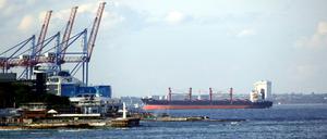 Ein Massengutfrachter, der im Rahmen der «Getreideinitiative» mit ukrainischem Getreide beladen wird, ist vor der Küste des Schwarzen Meeres in der Region Odessa im Süden der Ukraine zu sehen. 