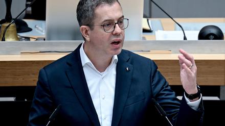 Berliner Senator für Finanzen in der Plenarsitzung des Berliner Abgeordnetenhauses. 