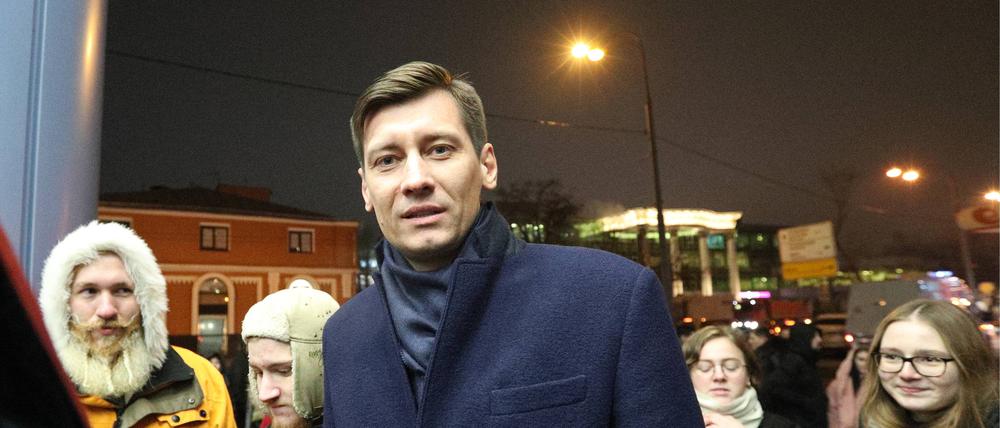 Dmitry Gudkov 2019 in Moskau. Mittlerweile hat der Oppsitionelle Russland verlassen müssen.