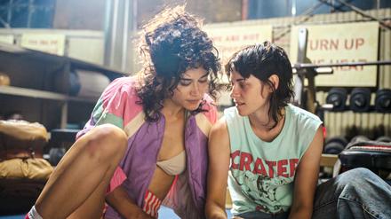Bodybuilderin Jackie (Katy O’Brian, links) und Fitnessstudio-Managerin Lou (Kristen Stewart) kommen sich schnell näher.