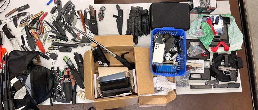 Ein Bild der zahlreichen Waffen.