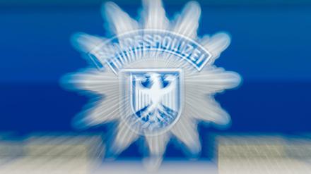 Der Schriftzug Bundespolizei ist bei veränderlicher Brennweite auf einem Einsatzwagen zu sehen. (Symbolbild)