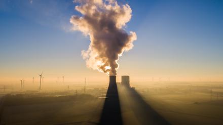 Die Sonne geht hinter dem Kraftwerk Mehrum im Landkreis Peine auf. Das Kohlekraftwerk ist seit August 2022 als „Marktrückkehrer“ wieder am Netz. 