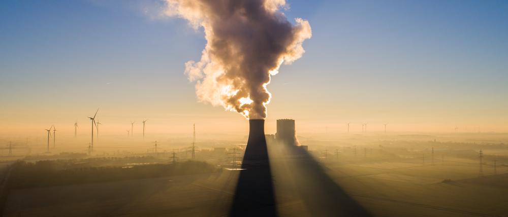 Die Sonne geht hinter dem Kraftwerk Mehrum im Landkreis Peine auf. Das Kohlekraftwerk ist seit August 2022 als „Marktrückkehrer“ wieder am Netz. 
