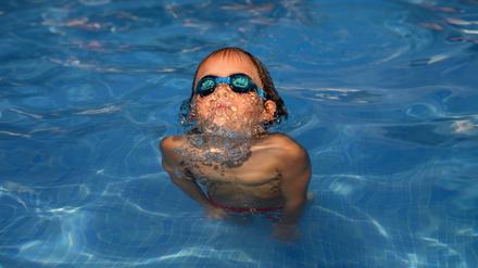 Ein Junge taucht im Wasser. Kommt er wieder hoch? Eltern müssen gut darauf achten. 