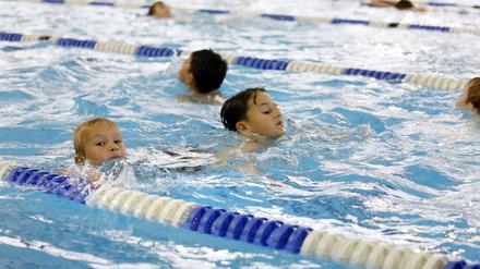 Schwimmunterricht für Nichtschwimmer im Hallenbad im Sportpark in Bottrop.
