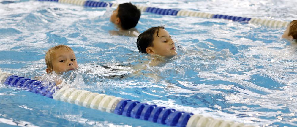 Schwimmunterricht für Nichtschwimmer im Hallenbad im Sportpark in Bottrop.