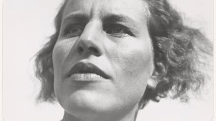Lucia Moholy fotografierte Ingeborg Lebert 1927 in Untersicht.