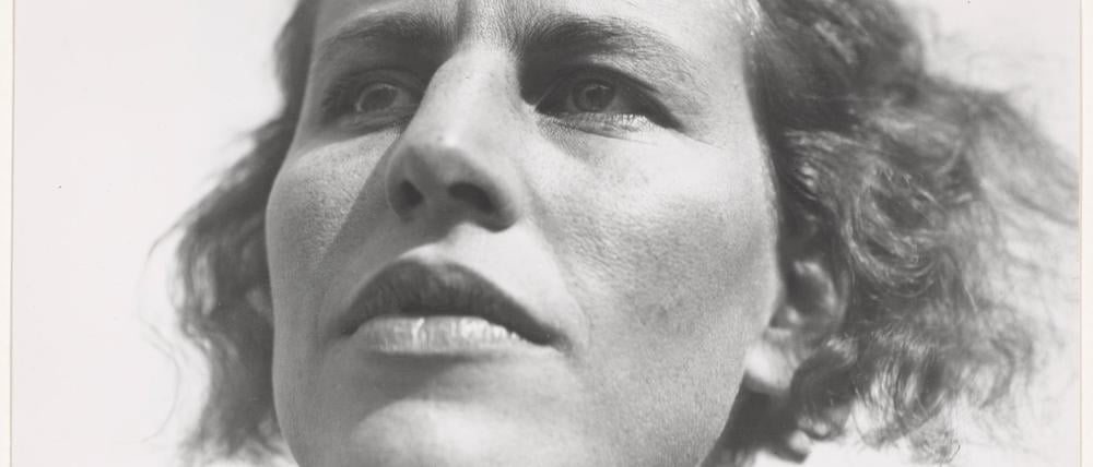 Lucia Moholy fotografierte Ingeborg Lebert 1927 in Untersicht.
