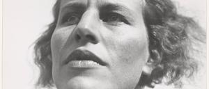 Lucia Moholy fotografierte Ingeborg Lebert 1927 in Untersicht.
